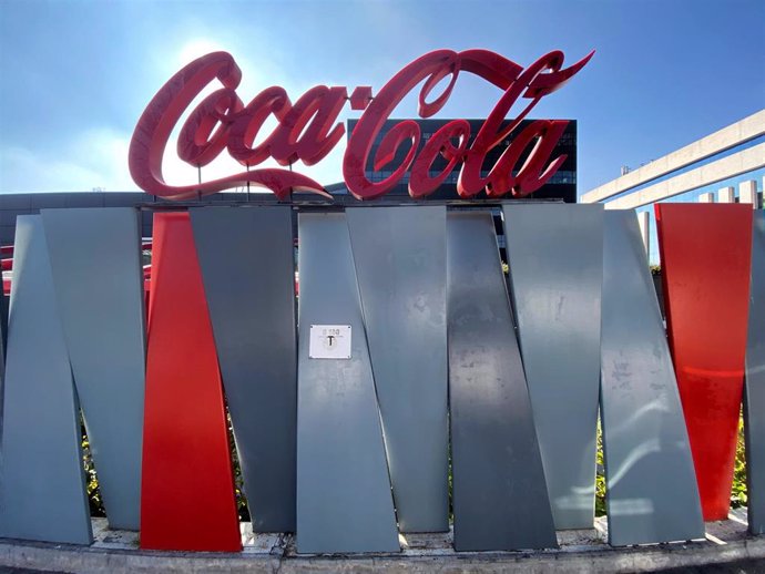 Archivo - Logotipo de Coca-Cola a las puertas de su sede en la Calle de la Ribera del Loira, Madrid (España), a 14 de febrero de 2020.