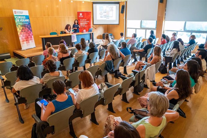 La vicerrectora de Responsabilidad Social Corporativa, Fabiola Portillo, abre la jornada 'Violencia de Género. Inteligencia Artificial, Big Data e Internet'