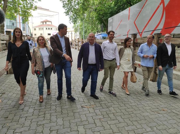 El vicesecretario de Organización del Partido Popular, Miguel Tellado, con el presidente del PPN, Javier García, el cabeza de lista al Congreso, Sergio Sayas, y la número uno al Senado, Amelia Salanueva, en Pamplona.