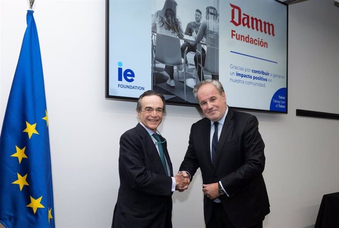 El fundador de IE University y presidente de la Fundación IE, Diego del Alcázar Silvela, y el presidente ejecutivo de Damm y presidente de la Fundación Damm, Demetrio Carceller Arce