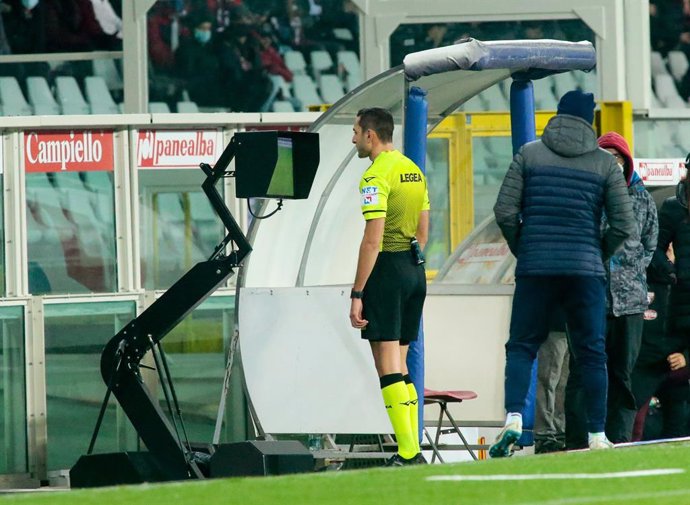 Archivo - Refree Mr Colombo consulting the VAR during the Italian championship Serie A football match between Torino FC and Empoli FC on December 2, 2021 at Stadio Olimpico Grande Torino in Turin, Italy - Photo Nderim Kaceli / DPPI