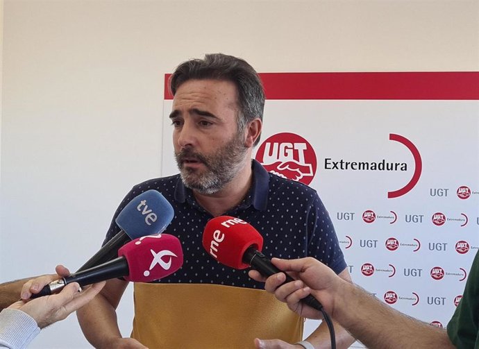 El secretario de Política Institucional y Empleo de UGT Extremadura, Francisco Morcillo, atiende a los medios