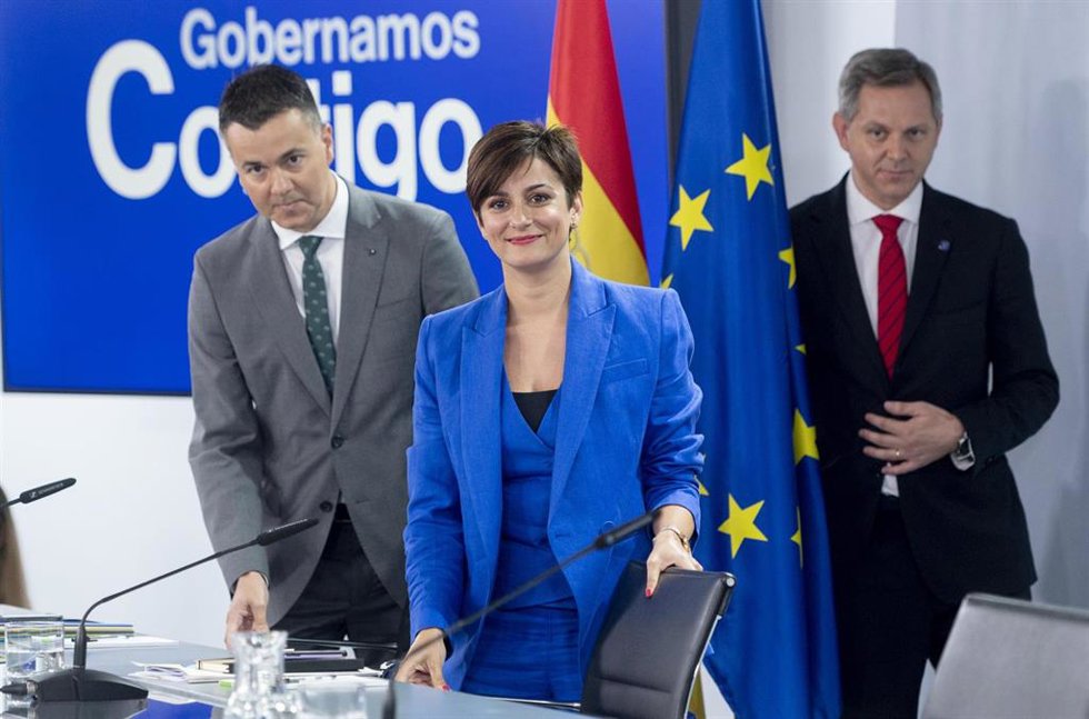 (I-D) El ministro de Industria, Comercio y Turismo, Héctor Gómez; la ministra Portavoz y de Política Territorial, Isabel Rodríguez y el ministro de Sanidad, José Miñones, a su llegada a una rueda de prensa posterior al Consejo de Ministros. 