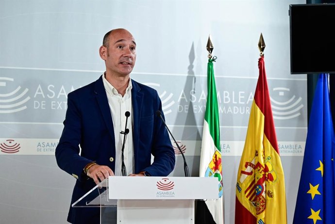 El diputado del Grupo Parlamentario Popular José Ángel Sánchez Juliá valora los datos del paro de junio.