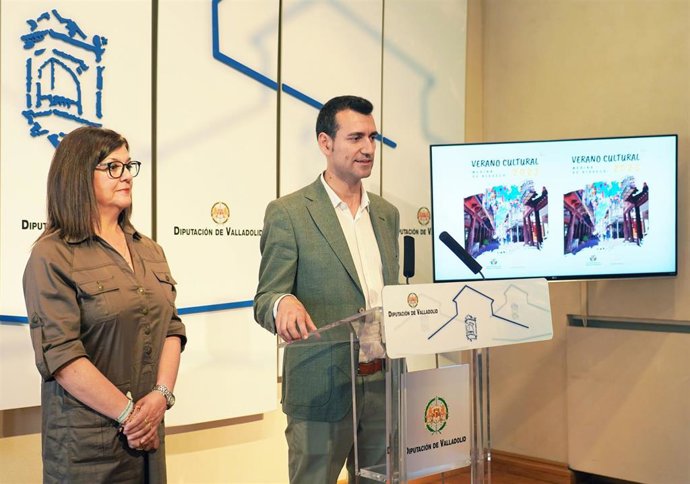 DavId Esteban, alcalde de Medina de Rioseco, y Montserrat Valdés Sanz, concejal de acción cultural, medioambiente y personas mayores, en la presentación del Verano Cultural de Medina de Rioseco