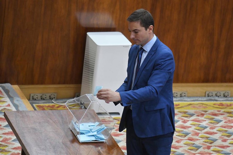 El portavoz del PSOE en la Asamblea, Juan Lobato, vota para elegir la composición de la mesa durante una sesión plenaria de comienzo de la XIII Legislatura en la Comunidad de Madrid, en la Asamblea de Madrid, a 13 de junio de 2023, en Madrid (España). L
