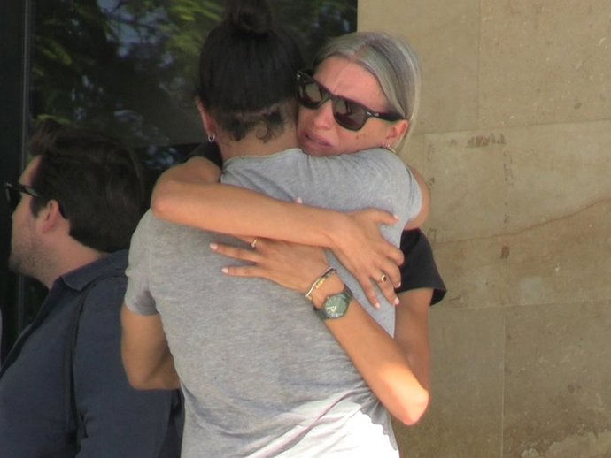 Laura Sánchez, destrozada en el tanatorio de su padre, fallecido este lunes