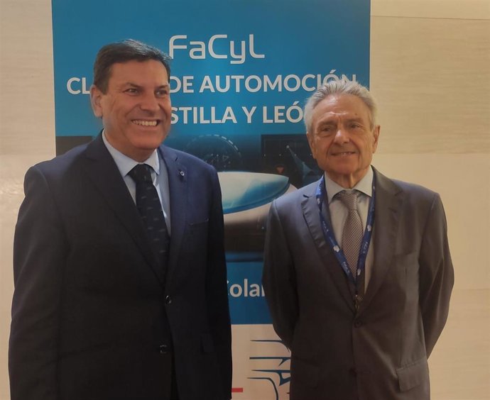El presidente del Cluster FaCyL y el consejero de Economía y Hacienda posan antes de participar en la asamblea anual