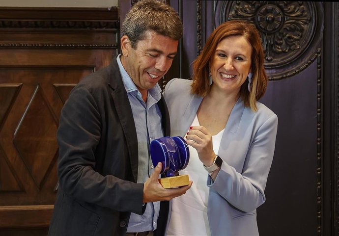 La alcaldesa de Valencia, María José Catalá, posa junto al presidente de la Diputación de Alicante, Carlos Mazón, en el Ayuntamiento de Valencia, a 4 de julio de 2023, en Valencia, Comunidad Valenciana (España).