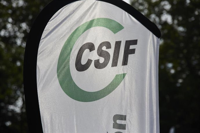 Archivo - Una pancarta de CSIF en una manifestación a favor de la subida salarial y los servicios públicos, a 21 de septiembre de 2022, en Madrid (España). El sindicato Central Sindical Independiente y de Funcionarios (CSIF) ha convocado una manifestaci