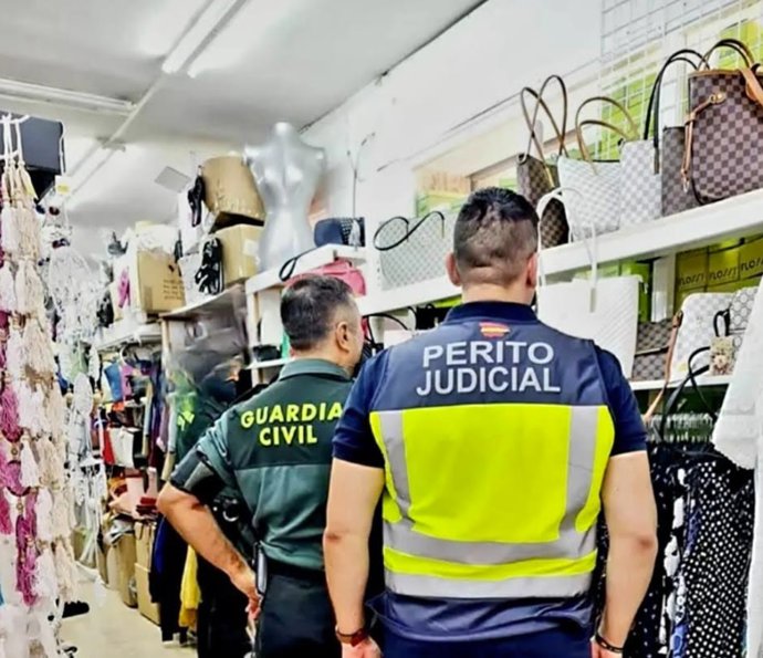 Dos agentes, durante la inspección en un comercio de Mallorca.