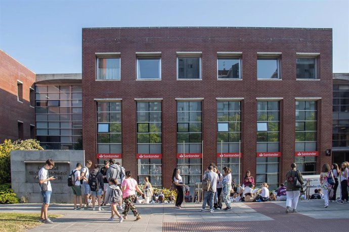 Estudiantes en la facultad de Ciencias Económicas y Empresariales. Una de las sedes de la UC donde se realiza la EBAU