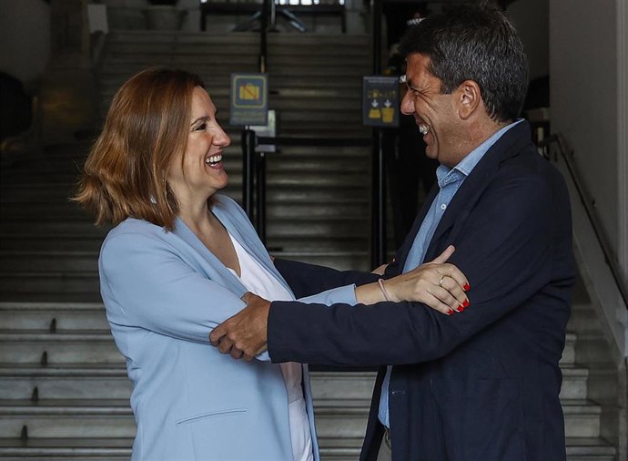 La alcaldesa de Valencia, María José Catalá, saluda al presidente de la Diputación de Alicante, Carlos Mazón, en el Ayuntamiento de Valencia, a 4 de julio de 2023, en Valencia, Comunidad Valenciana (España).