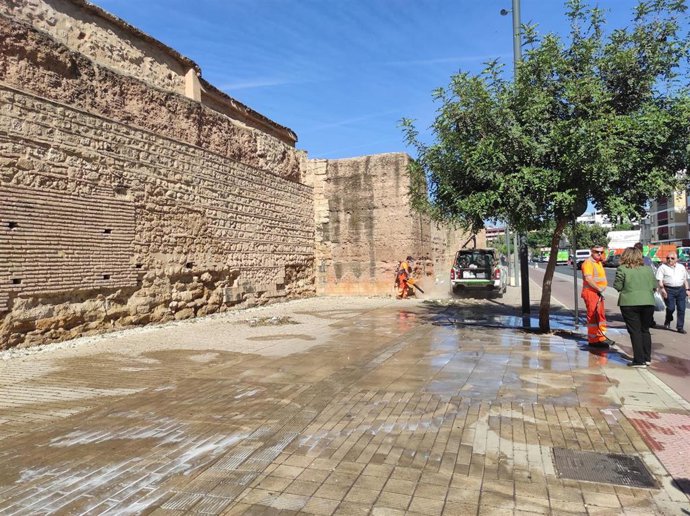Archivo - Labores de Sadeco en el entorno de la Muralla del Marrubial.