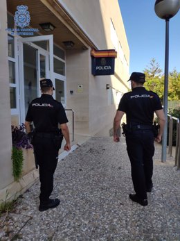 Archivo - Dos agentes de la Policía Nacional en Playa de Palma.