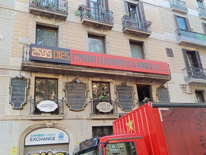 Cartel de Amics de La Rambla en el balcon del Caf de L'pera que critica el retraso de la reforma de La Rambla de Barcelona.
