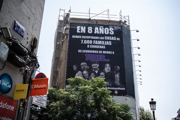 Lona de Desokupa e la Calle Atocha de Madrid