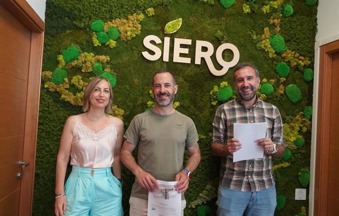 El alcalde de Siero, Ángel García, el concejal de Hacienda, Alberto Pajares, y la concejala de Urbanismo, Susana Madera,