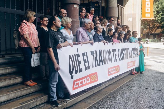 Los delegados y miembros de la comisión ejecutiva de CCOO Aragón se concentran para reclamar que la prevención de riesgos laborales sea el centro de la actividad empresarial.
