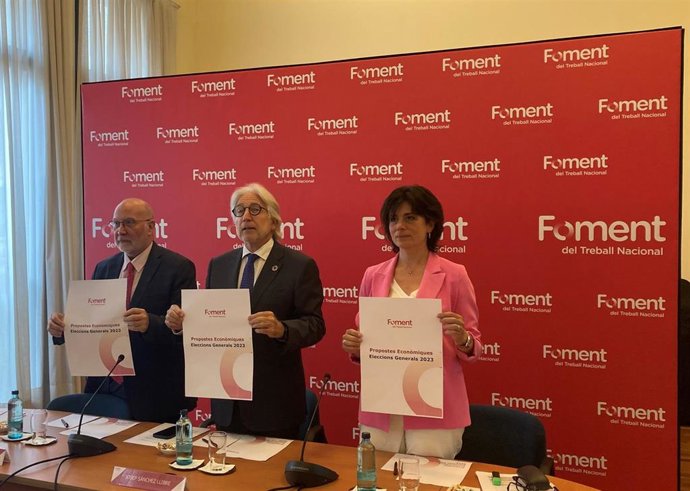 El presidente de Foment del Treball, Josep Sánchez Llibre, junto al director de Estudios y Economía, Salvador Guillermo, y la responsable de Relaciones Institucionales con las Cortes, Montse Surroca