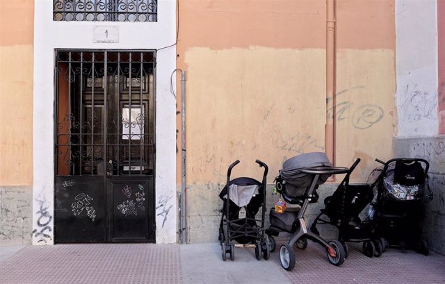 Archivo - Carritos de bebé aparcados junto a un portal.