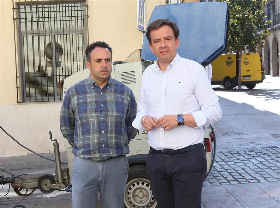 Archivo - El alcalde de Lucena, Aurelio Fernández, con el concejal de Obras y Servicios Operativos, Javier Pineda, para informar del Plan de Choque de Limpieza.