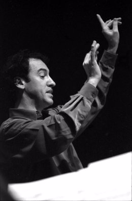 El compositor y director Fabián Penisello dirige una actuación musical.