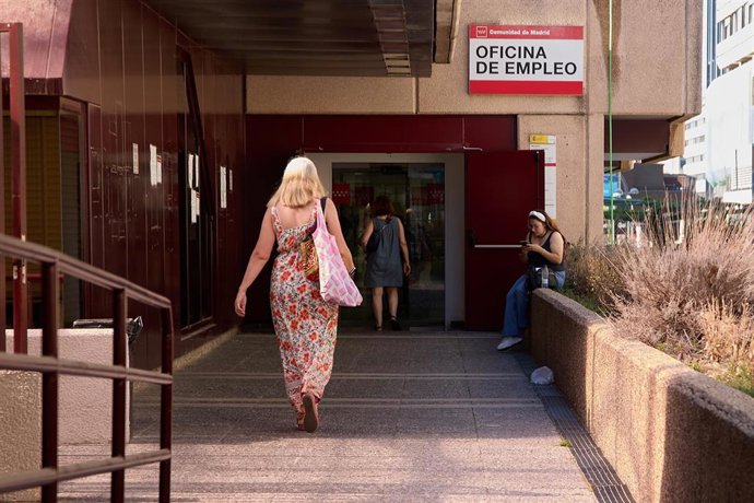 Una mujer se dirige a una oficina del SEPE 