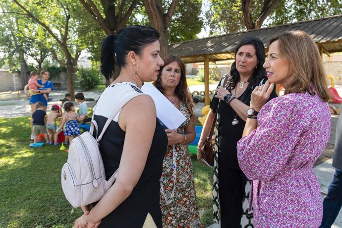 La alcaldesa de Zaragoza Natalia Chueca, en una escuela infantil