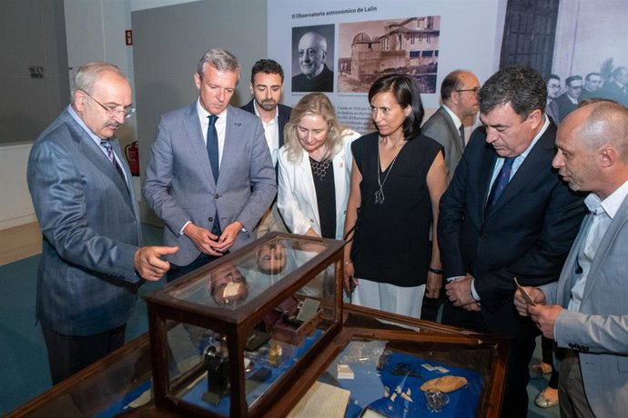 El presidente de la Xunta, Alfonso Rueda, visita la exposición 'Luz na Terra', dedicada al centenario del Seminario de Estudos Galegos, en compañía del conselleiro de Cultura, Román Rodríguez,y del comisario, Ramón Villares.