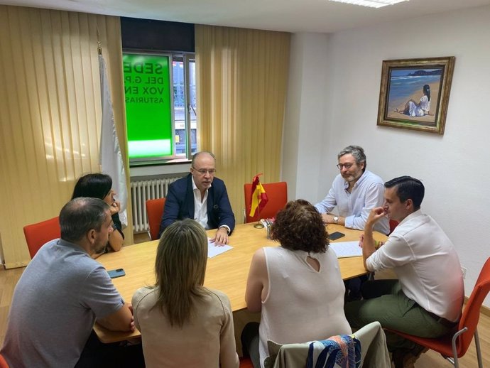 Los diputados reginales de Vox, Gonzalo Centeno y Javier Jové reunidos con los responsables de CSIF, STAJ y UGT de Justicia.