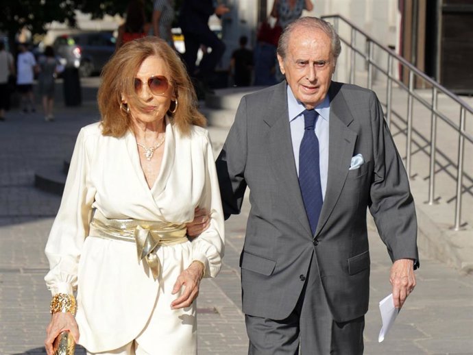 Jaime Peñafiel y su mujer, Carmen Alonso, llegando al teatro Real