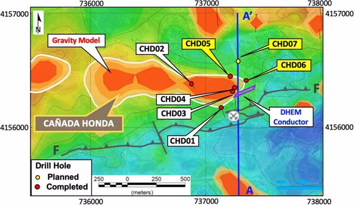Figura 1 - Mapa de anomalías gravimétricas de Cañada Honda (modelos de inversión gravimétrica sobre gravimetría de Bouger) con ubicación de sondeos, incluyendo los nuevos sondeos CHD05, CHD06 y CHD07, el conductor DHEM y la ubicación de la sección trans
