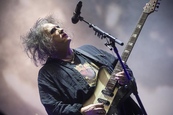 Archivo - El guitarrista y vocalista de la banda británica de rock The Cure, Robert Smith, durante una actuación en el Palau Sant Jordi