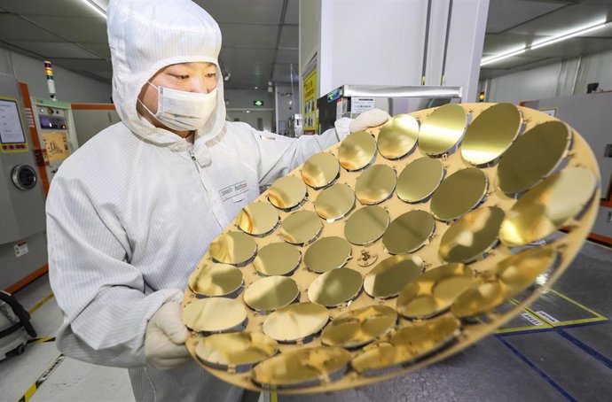 Archivo - 25 March 2022, China, Huaian: Technicians work on the production of chips at a factory for a chips production company, which has a production capacity of 1.4 million epitaxial wafers and chips for orders at home and abroad. Photo: Zhao Qirui/S