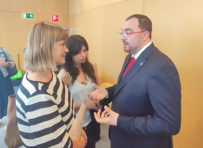 Imagen de archivo de Covadonga Tomé conversando con Adrián Barbón