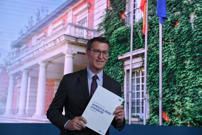 El presidente del Partido Popular y candidato a la Presidencia del Gobierno, Alberto Núñez Feijóo, posa el programa electoral para las elecciones del 23J