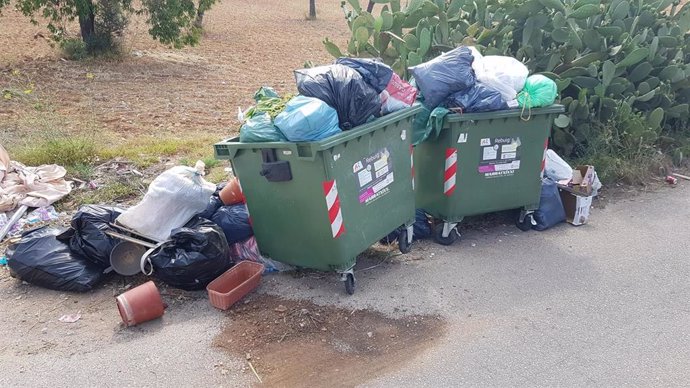 Contenedoes a rebosar de basuras sin recoger en Marratxí