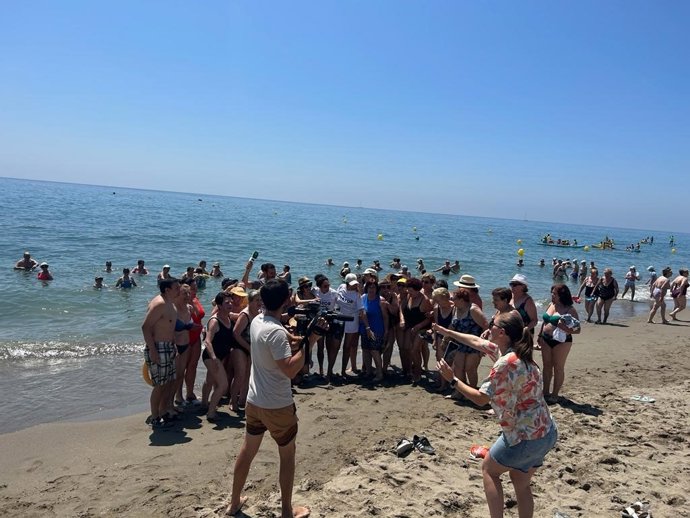 Participantes de 'La Gramola' durante el día de hoy en la Playa del Castillo, Fuengirola (Málaga).