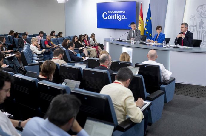 (I-D) El ministro de Industria, Comercio y Turismo, Héctor Gómez; la ministra Portavoz y de Política Territorial, Isabel Rodríguez y el ministro de Sanidad, José Miñones, durante una rueda de prensa posterior al Consejo de Ministros, en el Palacio de La