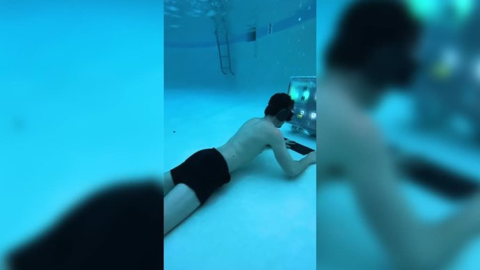 Este hombre se ha filmado a sí mismo editando vídeos en una serie de sorprendentes localizaciones, como surfeando, bajo el agua y en una moto acuática.