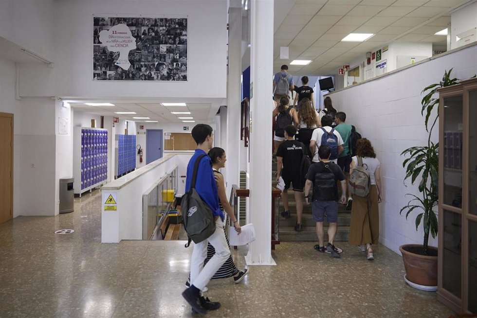Archivo - Estudiantes en un centro de la Universidad de Sevilla. 