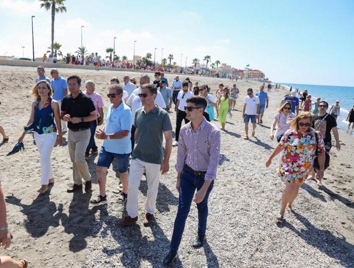 El PP participa en la manifestación "en defenda" de la playa de Balerma, en El Ejido (Almería)