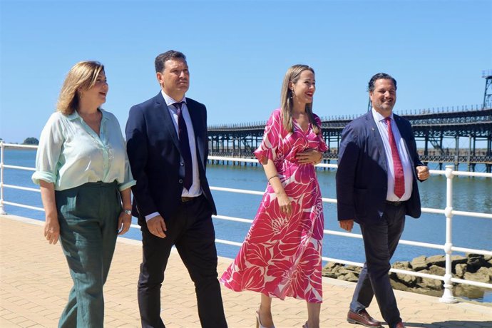 La candidata número uno al Congreso de los Diputados, Bella Verano, en su visita al Puerto de Huelva.