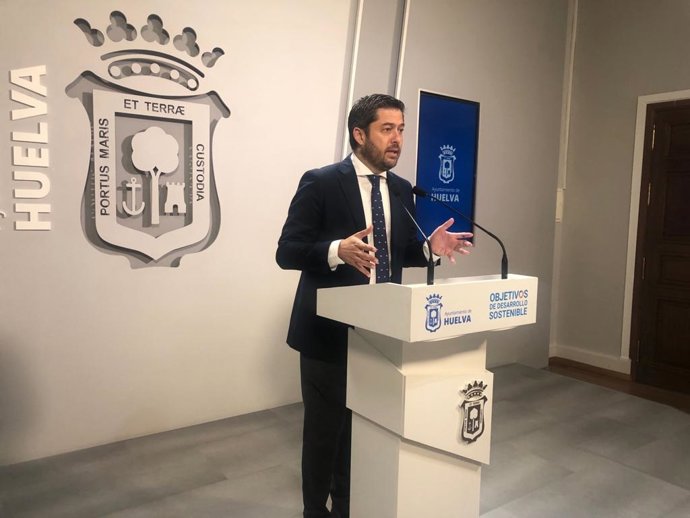 El portavoz del PSOE en el Ayuntamiento de Huelva, Francisco Baluffo, en rueda de prensa.