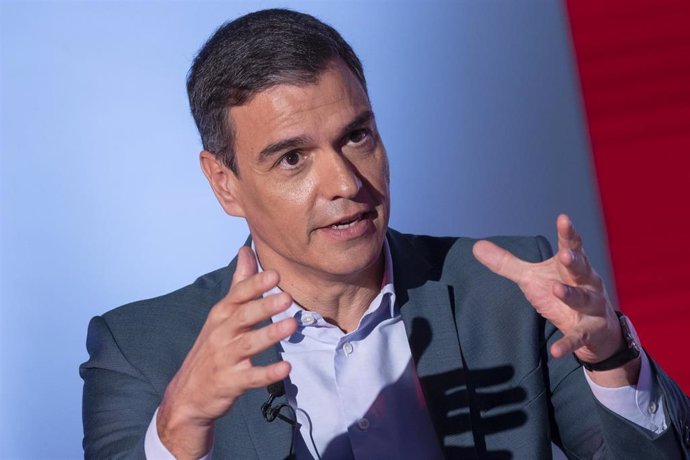 El presidente del Gobierno y secretario general del PSOE, Pedro Sánchez, en un acto de precampaña en Ferraz.