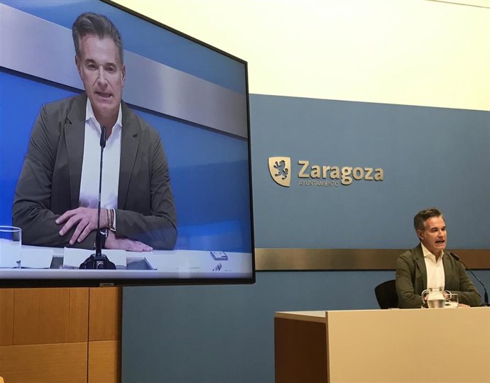 El consejero municipal de Urbanismo, Infraestructuras, Energía y Vivienda del Ayuntamiento de Zaragoza, Víctor Serrano,