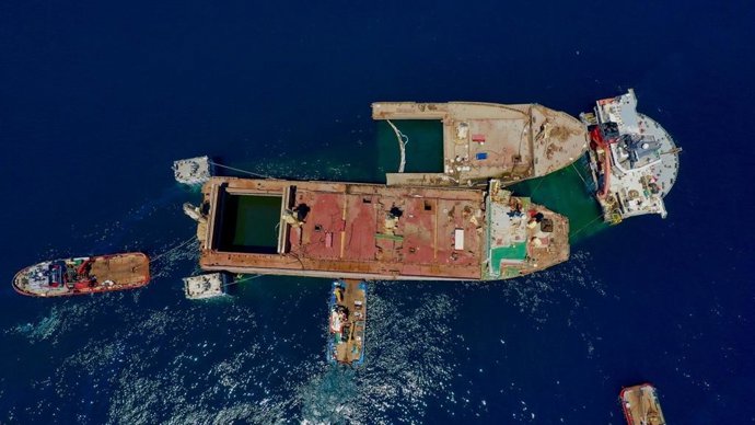 Las dos secciones del OS 35 sobre la superficie del mar.