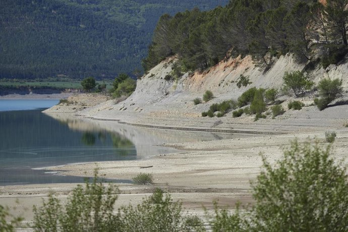 Archivo - Zonas secas en el pantano de Yesa, a 27 de abril de 2023, en Yesa, Navarra (España). Los embalses navarros almacenan actualmente 646 hectómetros cúbicos de agua, dejando la reserva hídrica de la Comunidad foral al 63,43% de su capacidad, un 0,