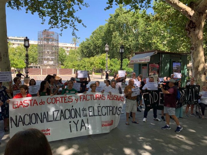 Concentración de Barrios Hartos a las puertas del Ayuntamiento de Sevilla a la que se ha sumado con su apoyo la formación Podemos-IU.